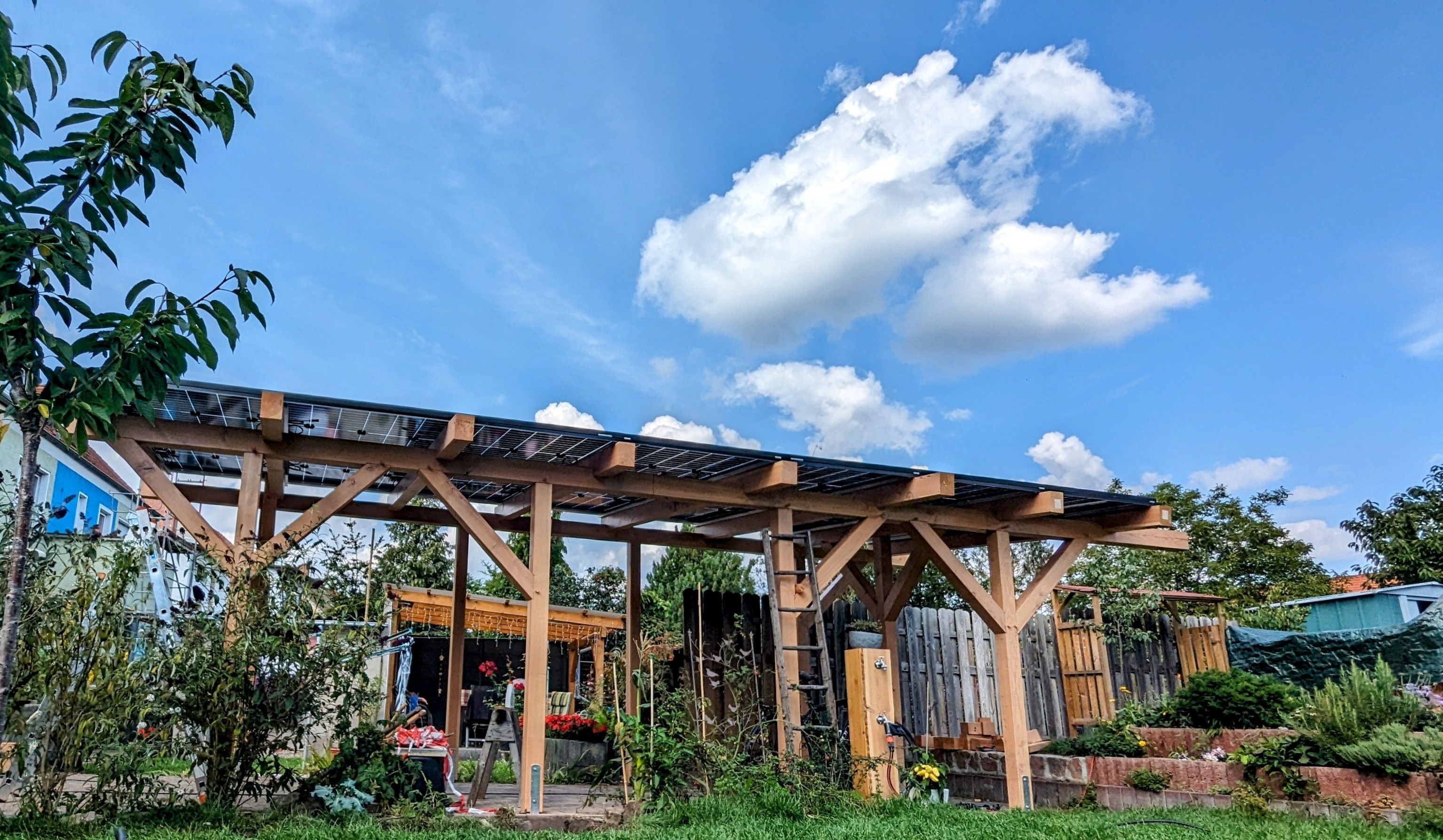 Solar-Carport mit integrierter Ladeinfrastruktur