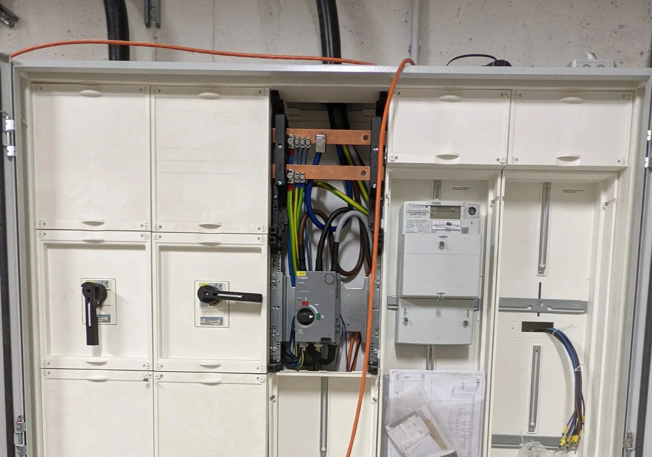 Industriehalle mit großem Dach und hohem Energiebedarf