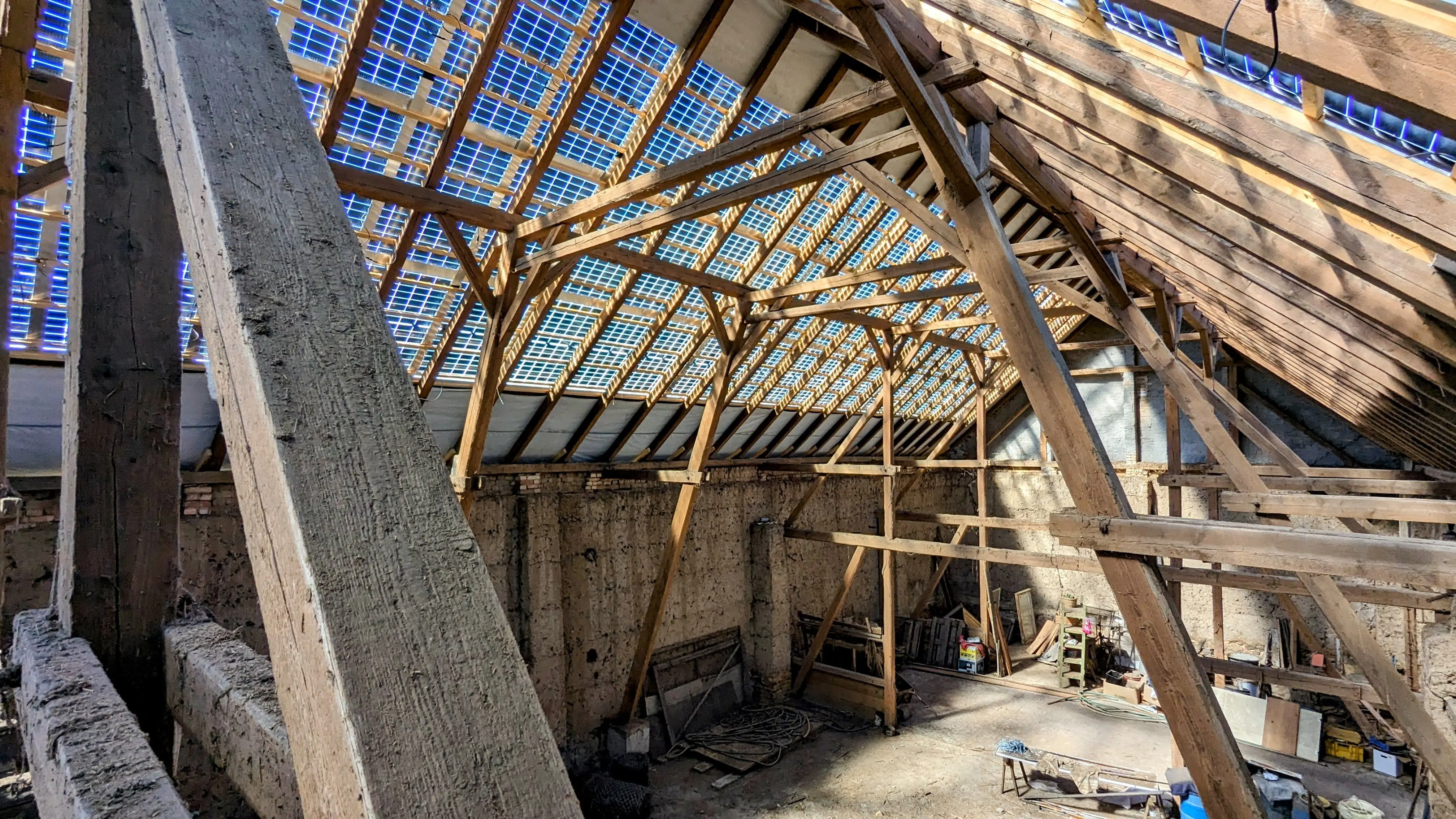 Lichteinfall durch Indachmodule im Inneren der Scheune